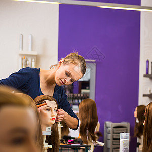 漂亮女性理发师美容学徒学生发型师顾客成年人男人美发头发发型客户男性保健幸福高清图片素材