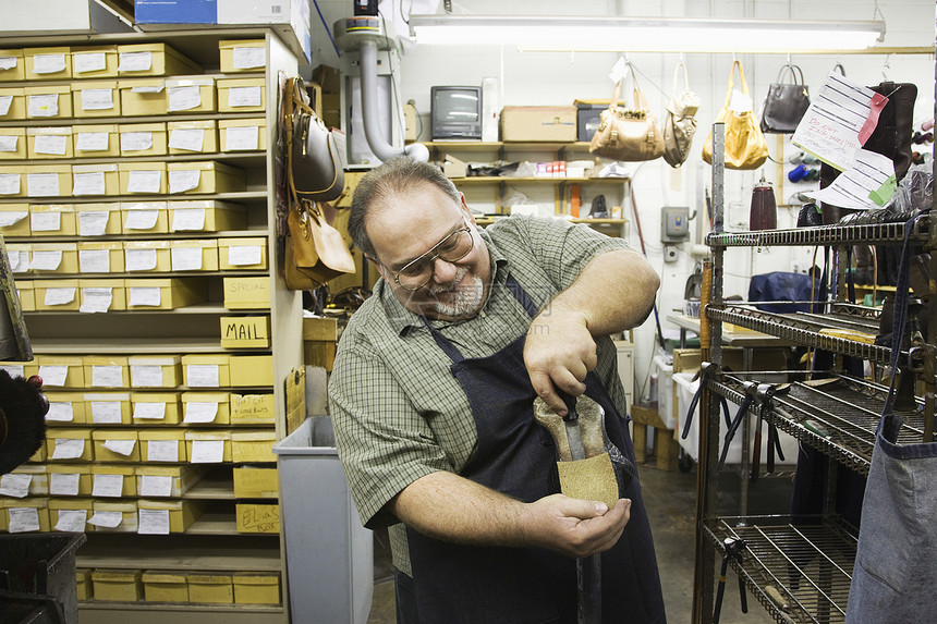 传统的制鞋传统车间鞋匠工匠生意制造业皮匠制造商男士工艺作坊图片