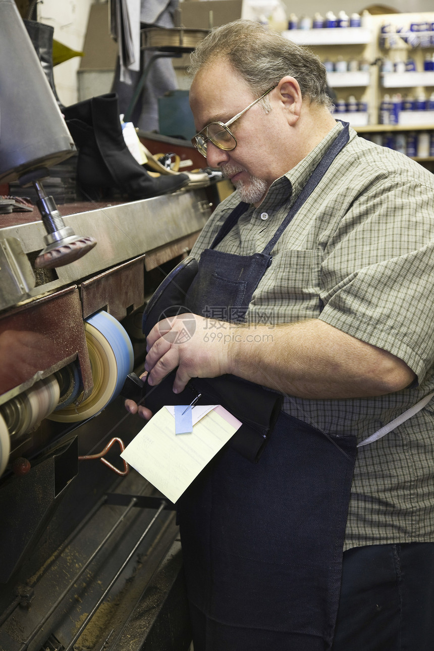 传统的制鞋传统车间工艺皮匠作坊制造商制造业生意男士图片