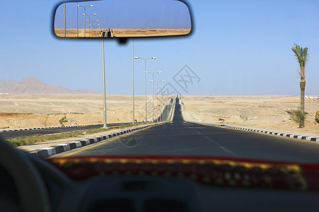 沙姆沙伊赫埃及透过计程车挡风玻璃观看背景图片