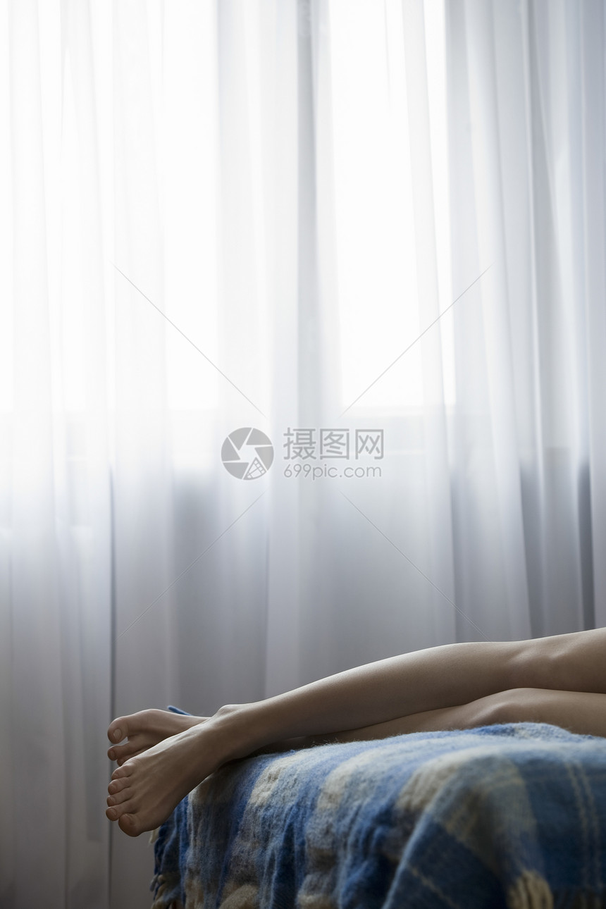 女人睡在低层的床上图片