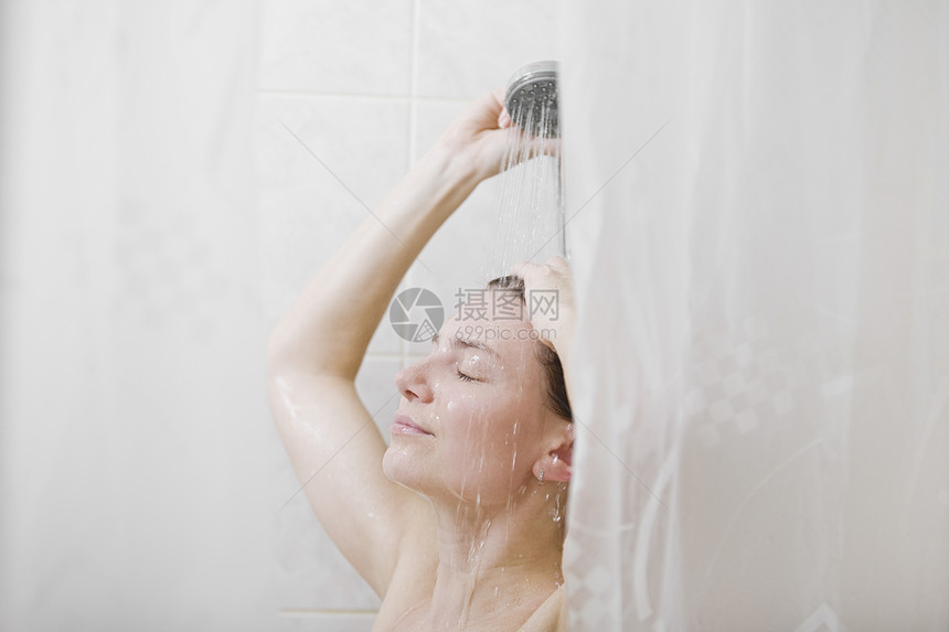 妇女洗澡成年浴室卫生女性眼睛头肩图片
