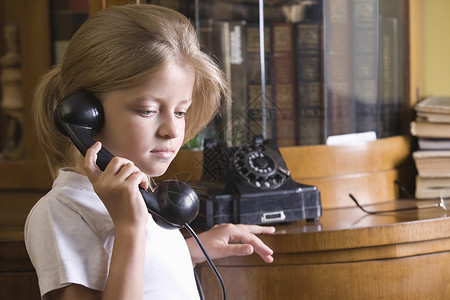 在家使用电话的女孩童年青春期活动马尾辫头肩沉思沟通休闲乡愁头发背景图片
