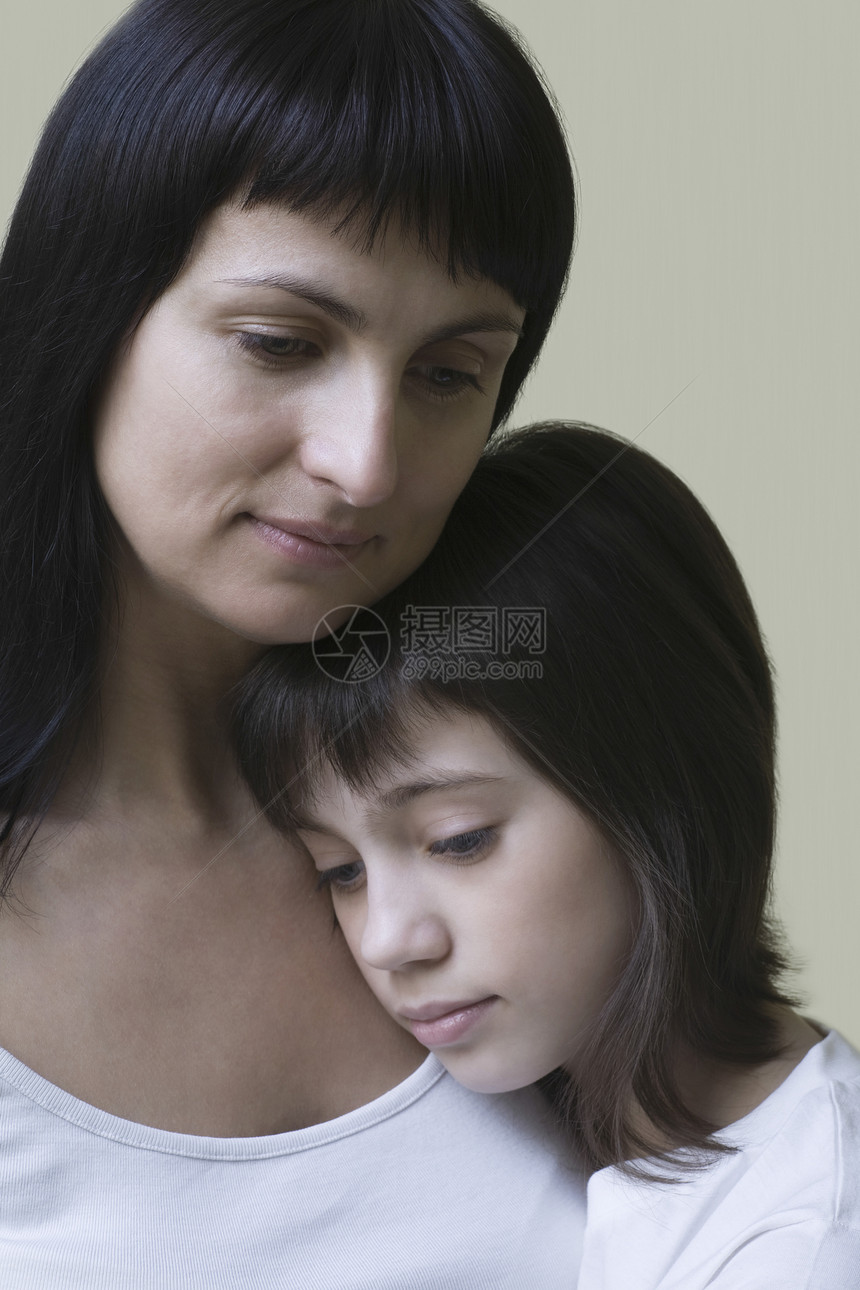 母亲和女儿工作室肖像长发头发黑发头肩特写裁剪中年视图团结刘海图片