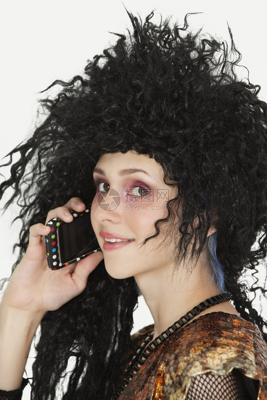美丽的女哥特年轻女人 用手机挑逗发型图片