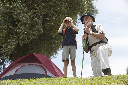爷爷和孙子看鸟儿装备代沟望远镜活动短裤祖父帐篷休闲两个人远足背景图片