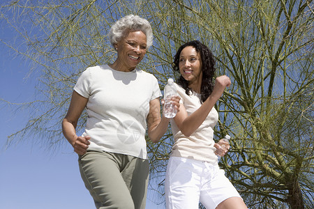 母亲和女儿一起跑步两个人孩子运动装健身成人代沟运动女性享受团结背景图片