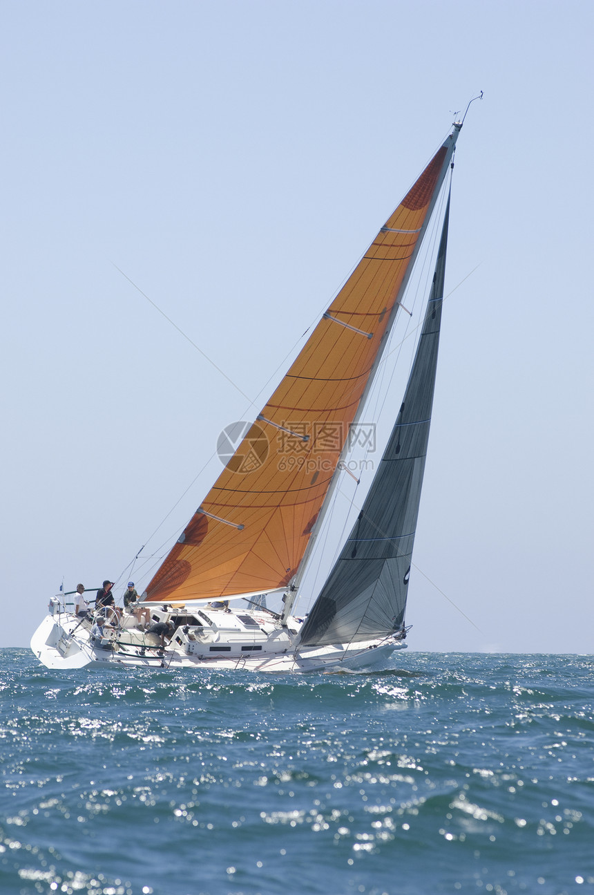 乘黄帆游艇在加利福尼亚州队航行赛中比赛黄色水车风速运动日光速度航海天空对比色海洋图片