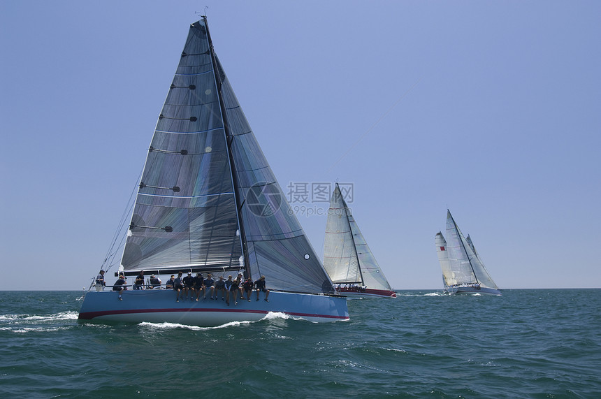 游艇在加利福尼亚州队帆船赛比赛水车划船团队蓝天地平线海洋日光赛车帆船竞技图片
