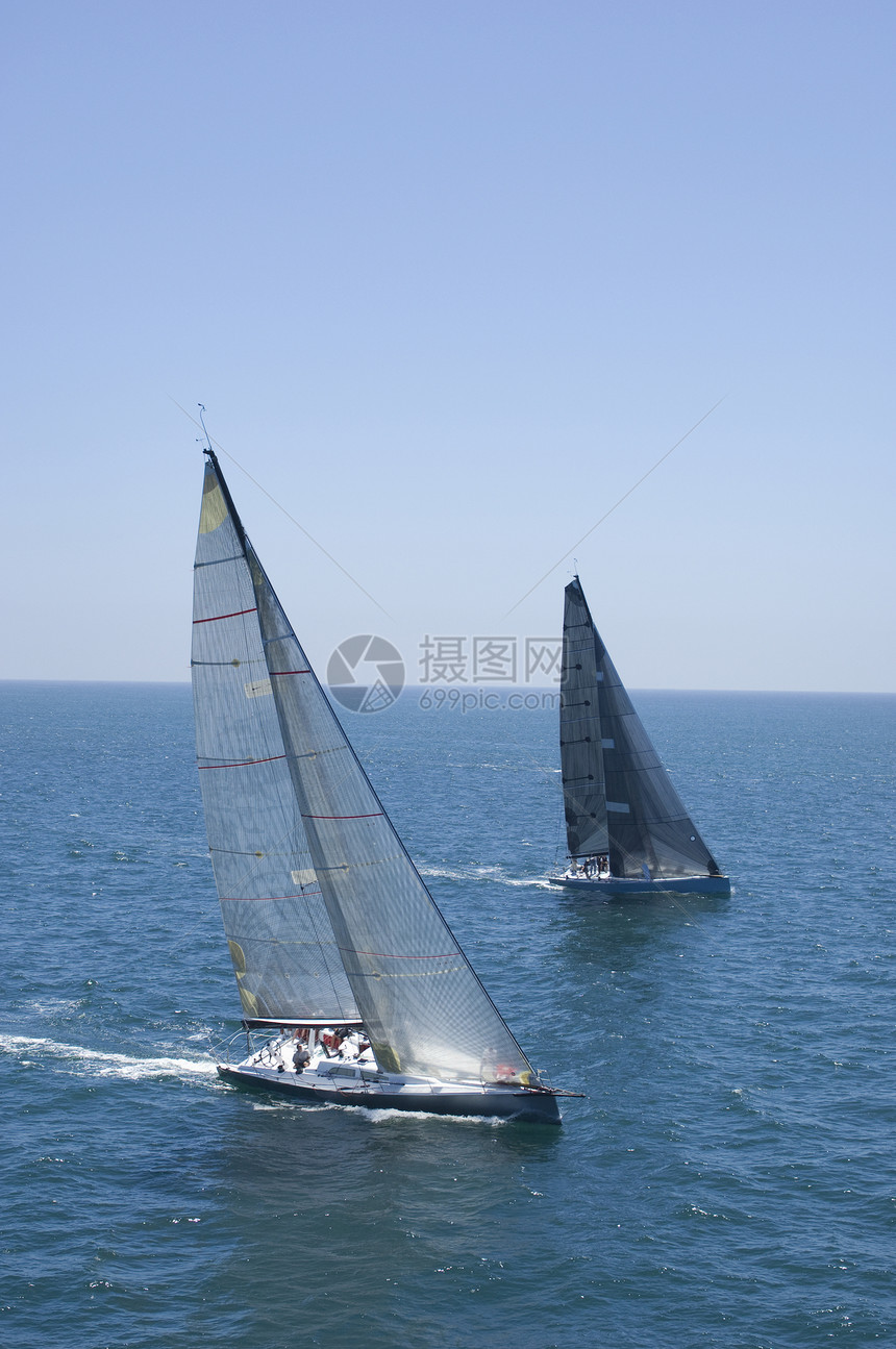 两艘游艇在加利福尼亚州队帆船赛地平线速度航海对抗划船天空唤醒运动鸟瞰图帆船图片