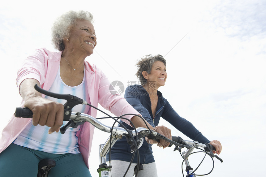 参加自行车搭车的高级妇女退休友谊头发休闲运动装两个人健康女性活动女士图片