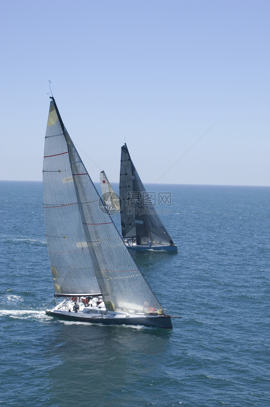 游艇在加利福尼亚州队帆船赛比赛蓝天鸟瞰图地平线海况日光天空三物划船海洋速度图片