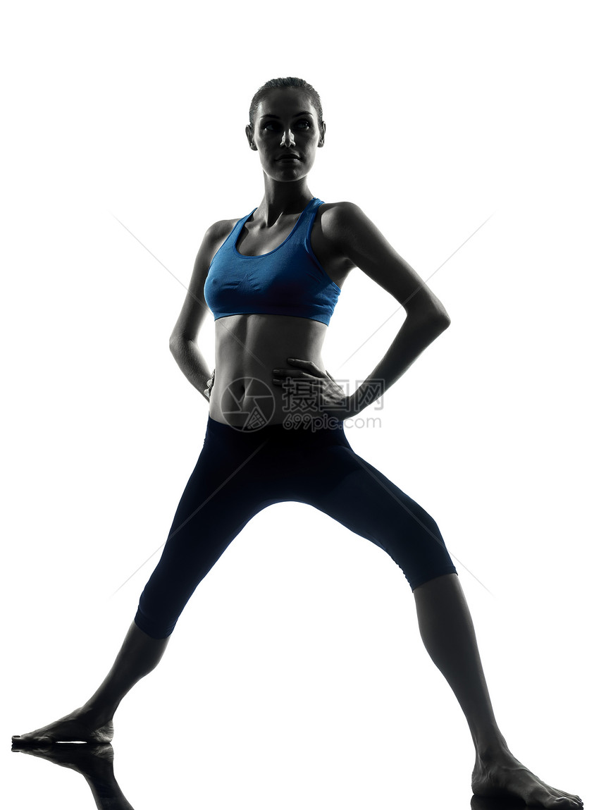 妇女行使瑜伽勇士姿势时的轮廓女士阴影白色运动成人有氧运动女性弓步教练训练图片