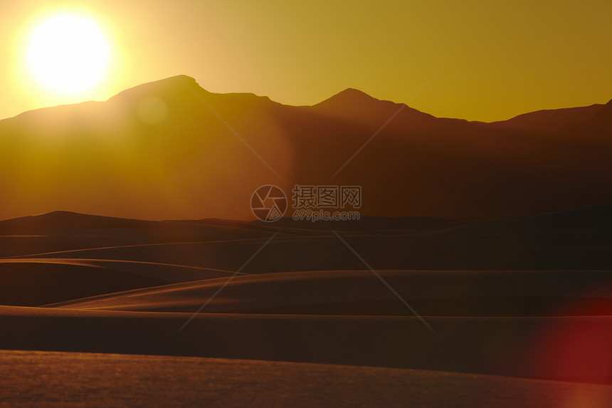美国日落时的沙漠图片
