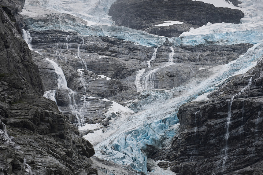 挪威岩面和瀑布图片