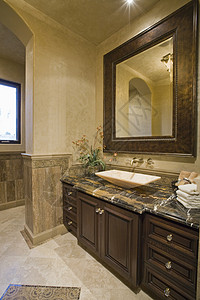 深棕色浴室 有皮面镜框背景图片