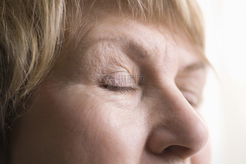 成年妇女眼睛周围的皮肤鼻子过程成人影棚女性边缘头发眼皮人脸女士图片