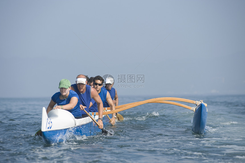 水上越野独木舟小组蓝天天空蓝色训练海洋运动运动员女士团队平衡图片