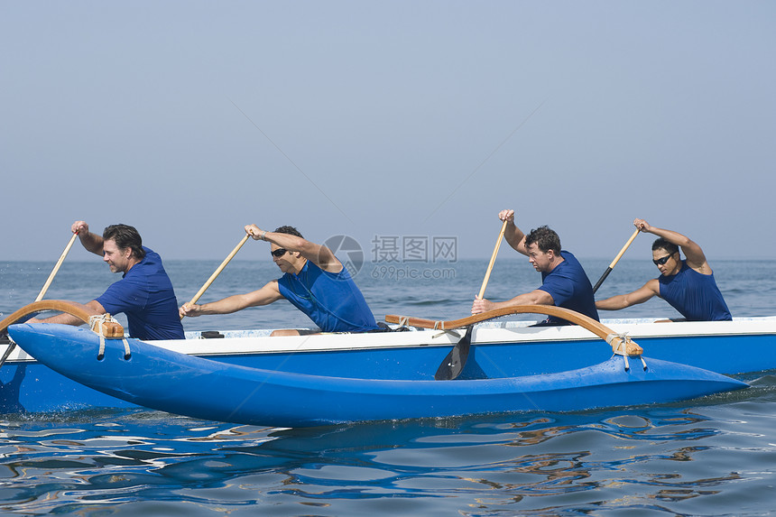 水上越野独木舟小组运动运动员蓝天四个人地平线团队天空海洋蓝色颜色图片