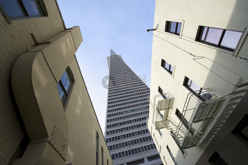 威廉佩雷拉设计的 旧金山  低角度视图建筑地标阳光建筑学城市逃生阳台窗户办公楼摩天大楼图片