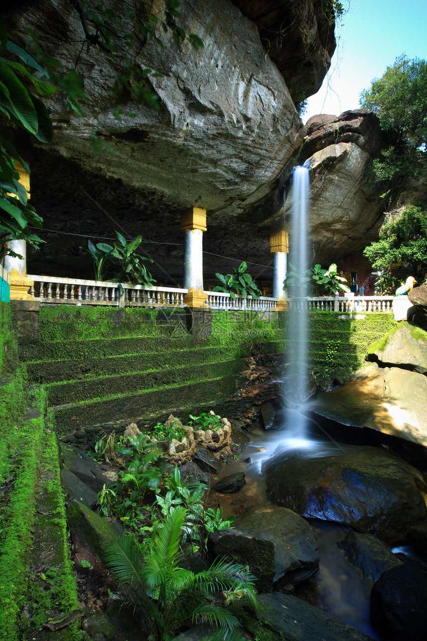 瀑布旅行寺庙森林地标游客水池天空墙纸旅游娱乐图片