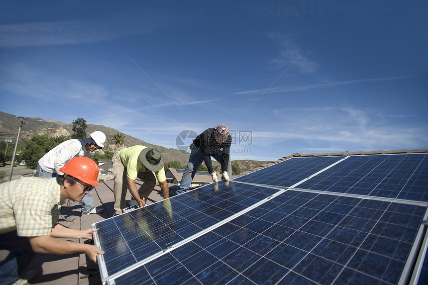 一群人埋下一个巨大的太阳能电池板力量团队起重环保混血团体男士集体光伏问题图片