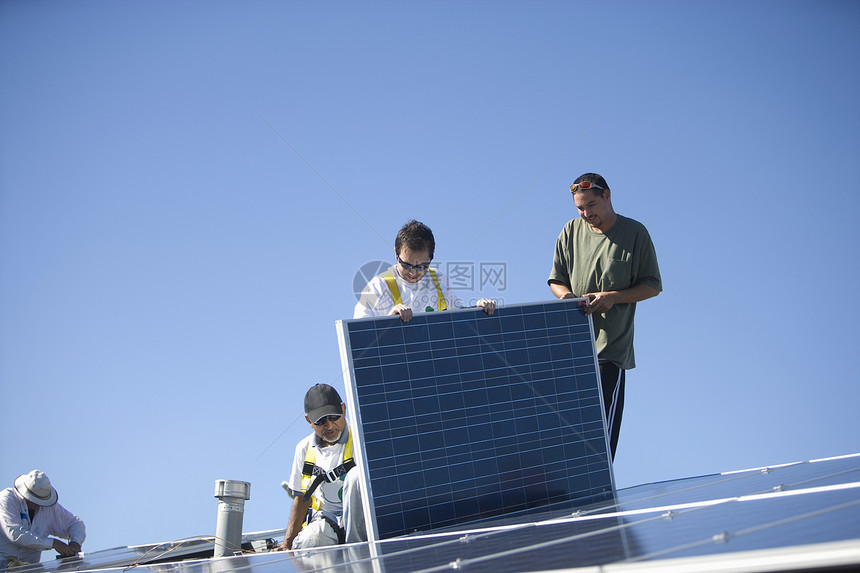 一组从事太阳能电池板工作的男人问题能源环保合作中年团体太阳能团结男士配件图片
