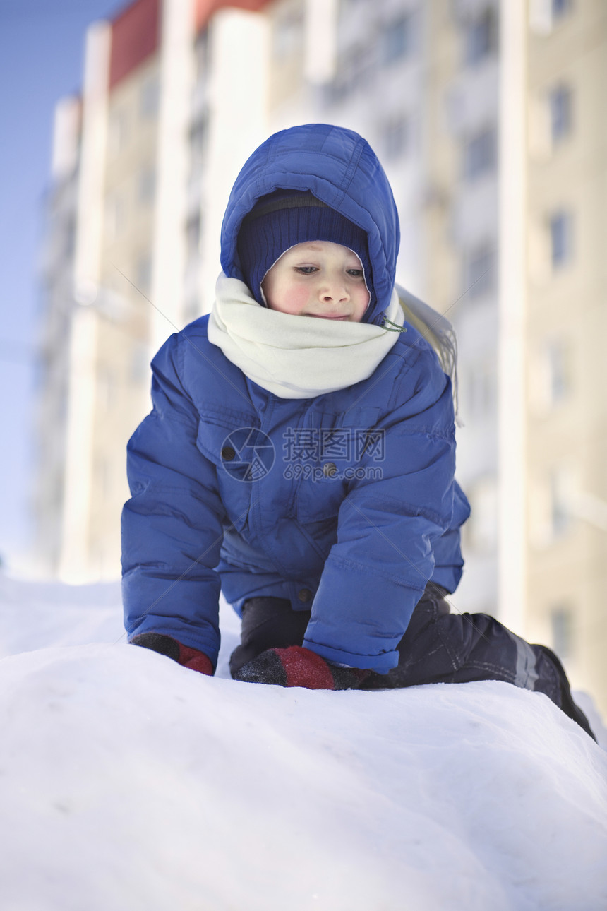 年轻男孩在雪中攀登夹克手套男生童年孩子颜色好奇心男性蓝色天气图片