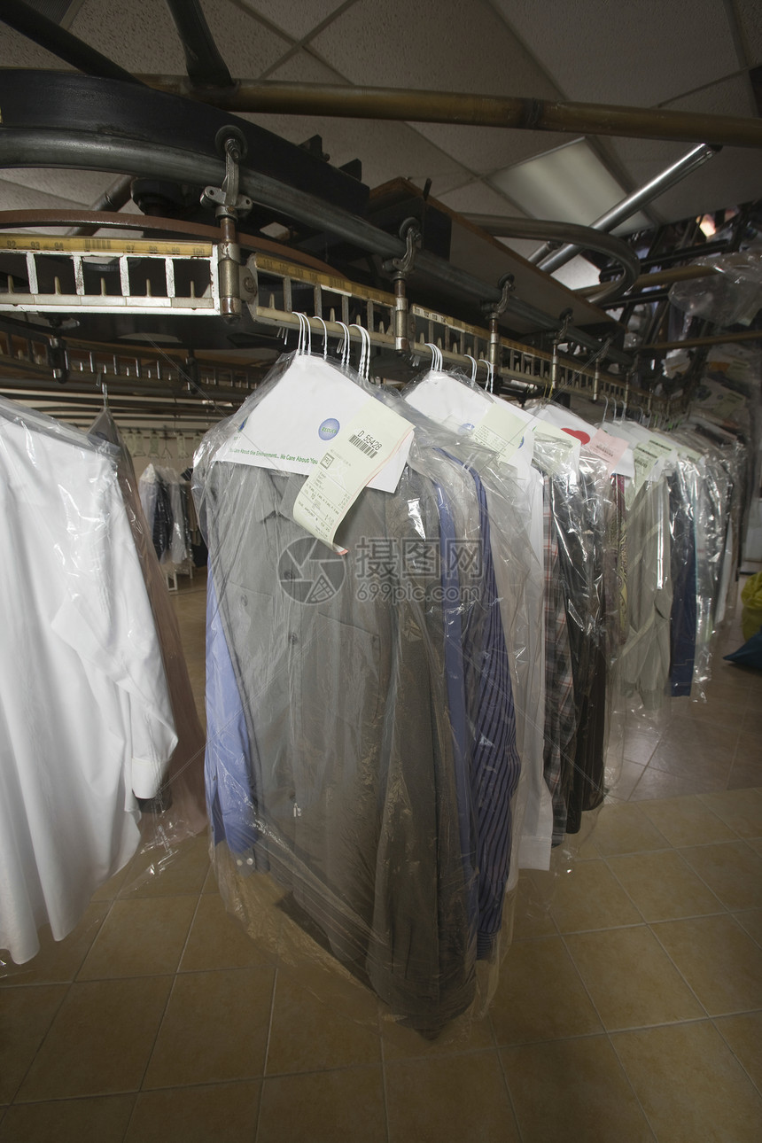 衣服挂在洗衣店命令塑料服务衣杆干洗衣物生意衣架裁缝衬衫图片
