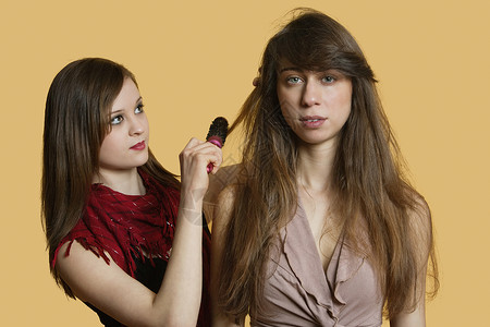 一个年轻女性模特儿的肖像 将她的头发染上彩色背景发型师高清图片素材