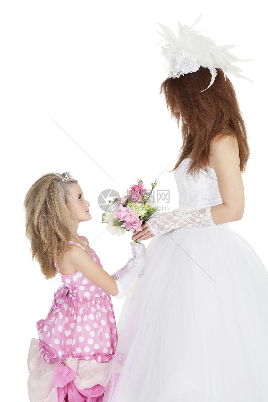 新娘和伴娘的侧面观相望对方 同时将花束放在白色背景上图片