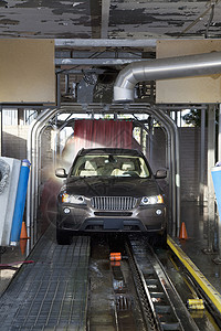 通过洗车冲洗的机动车辆方便高清图片素材