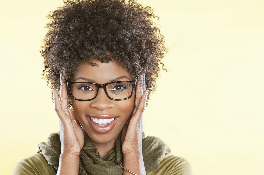 一个快乐的非裔美国人 戴眼镜超过彩色背景的肖像图片