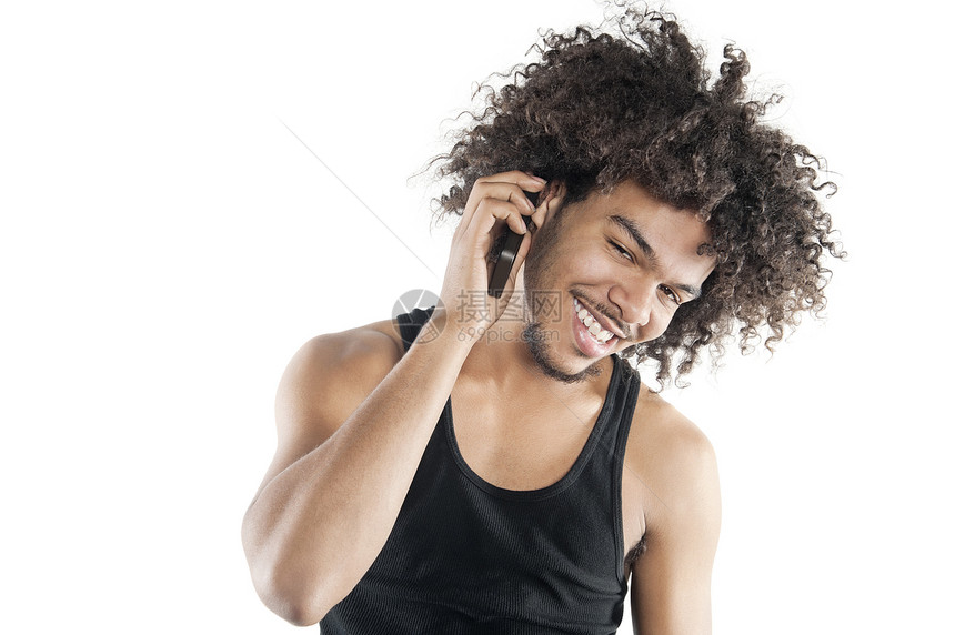 一位快乐的年轻人在白色背景下收听手机的肖像图片