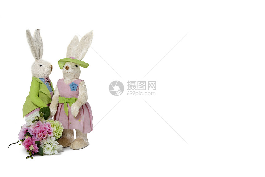 白背景上架着鲜花花束的兔子夫妇图片