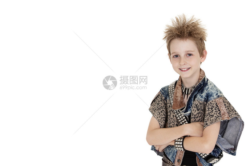 年轻前男孩的肖像与手臂交叉穿过白底背景图片