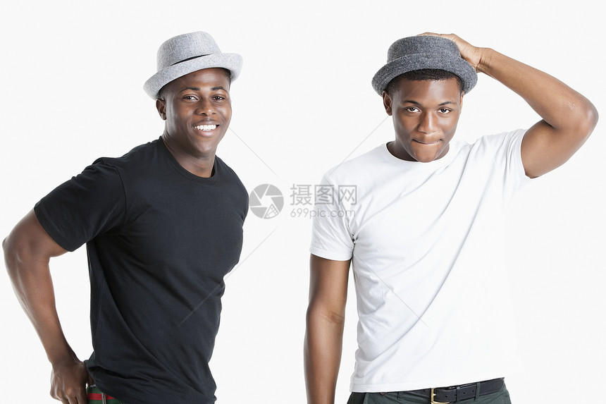 灰色背景下戴着帽子的快乐年轻非洲裔美国男子的画像图片