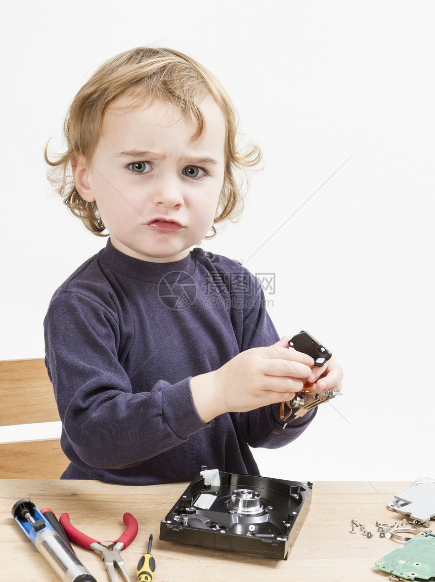 儿童电脑修理部分工程师行业技术员困惑小女孩工具电子产品婴儿维修工作图片
