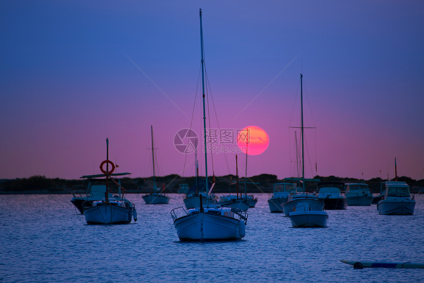 湖Formentera日落蓝色旅行海滩太阳血管紫色海岸支撑旅游小岛图片