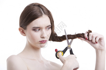 带着剪刀的可怜年轻女人 用白色背景剪头发的白发理发高清图片素材