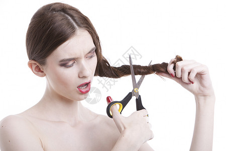 美丽的年轻女子 用剪刀剪过头发的白本美容切割高清图片素材