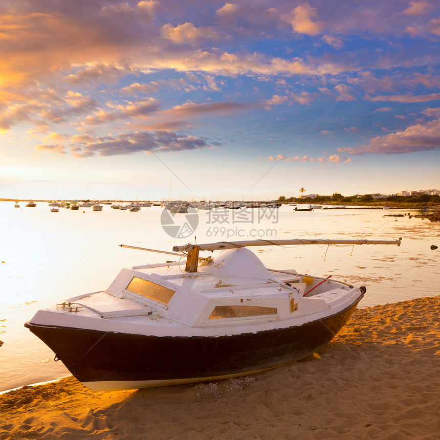 巴利阿里奇岛岛的日落  和平之日  船海滩天空蓝色太阳海岸支撑小岛假期旅游橙子图片