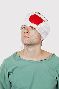在灰色背景下严重头部受伤的年轻男性患者 青壮年图片素材