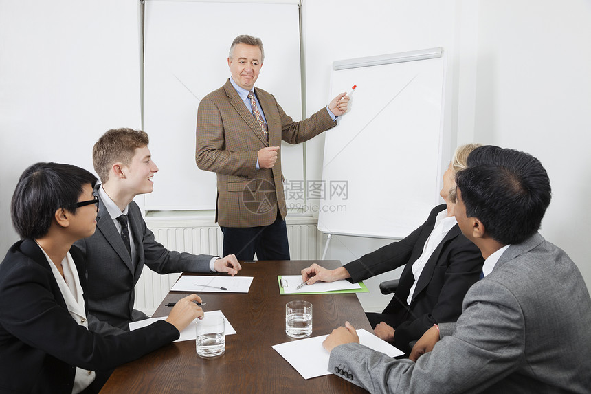 中年男子在商业会议上使用白板的男人图片