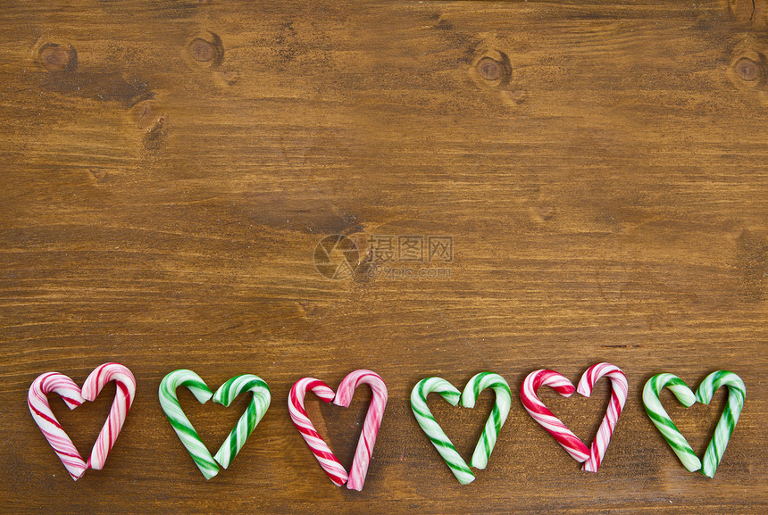 以心形形状排列的多彩糖果甘蔗图片