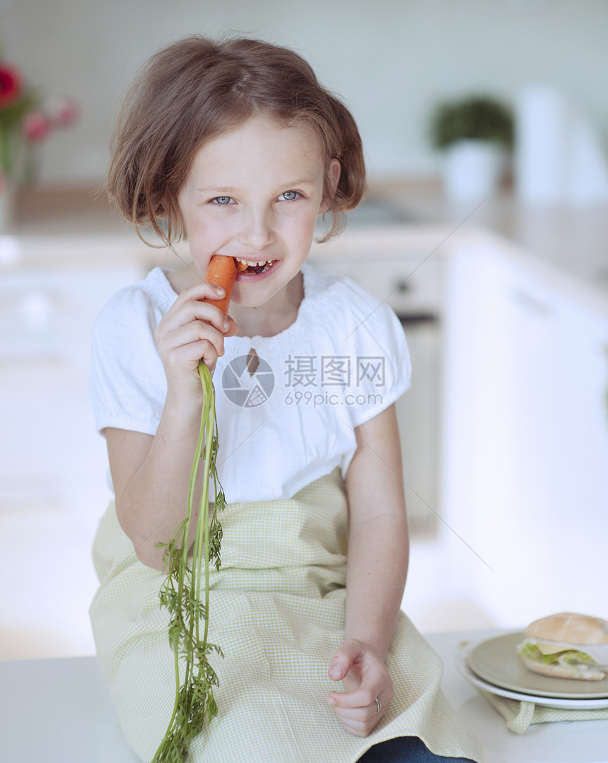 年轻女孩吃胡萝卜视力青春期孩子头发情感健康饮食女性食物化合物享受图片