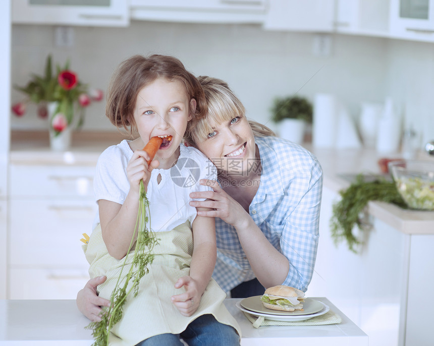 年轻女孩吃胡萝卜健康饮食享受化合物女儿青年营养好奇心父母孩子母亲图片