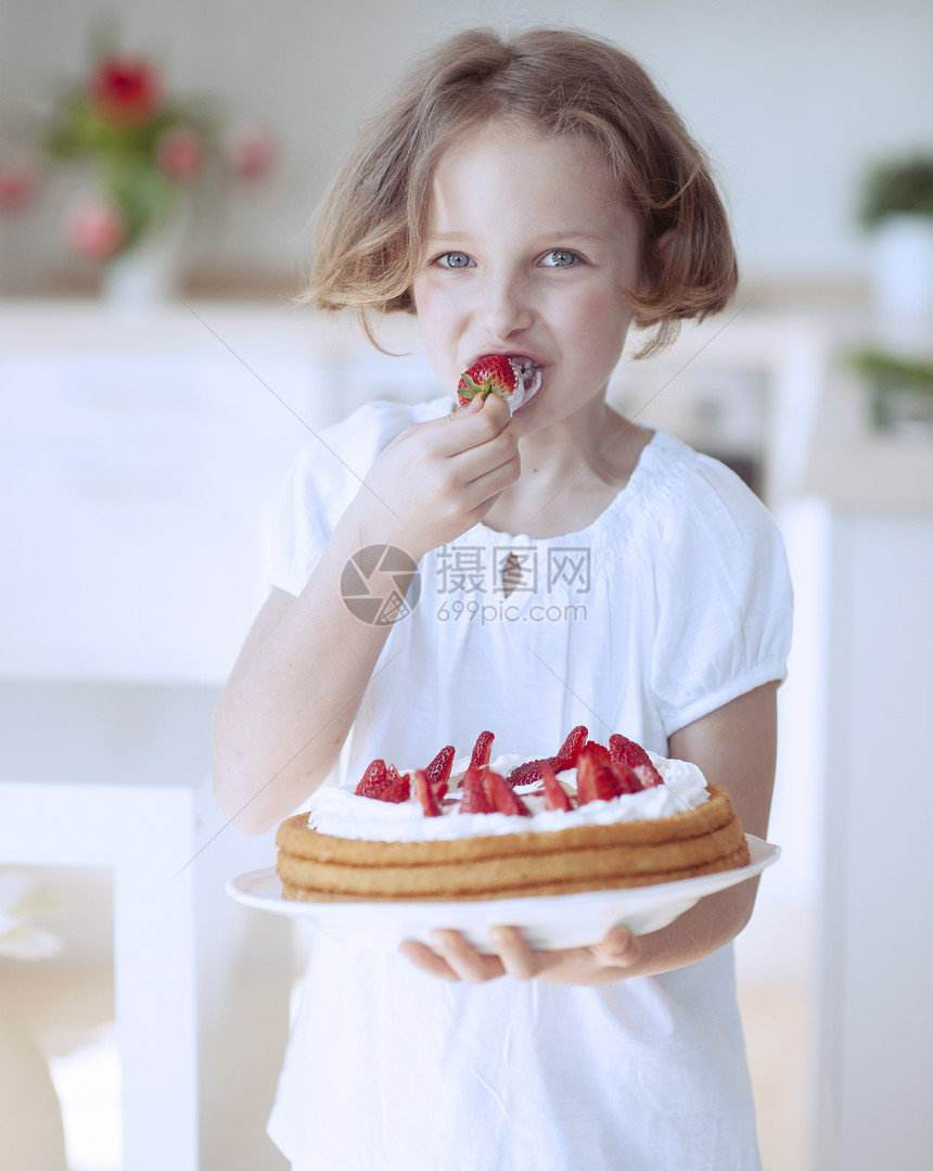 有蛋糕和草莓的年轻女孩孩子家庭场景衣服食物贪婪房间糖果粉色微笑图片