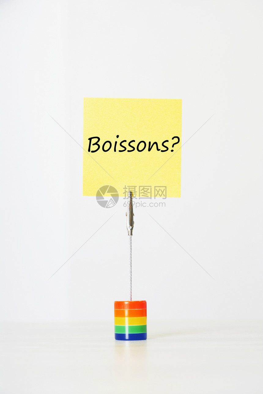 带有法文文本“Boissons”的粘贴纸纸(饮料)被剪切到多色卡持有者手中图片