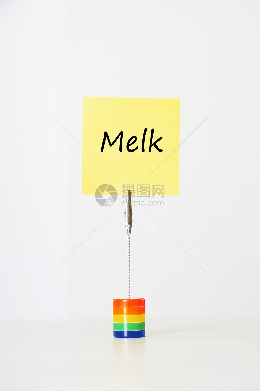 用荷兰文“Melk”(牛奶)剪贴到多色卡持有人的粘贴纸纸图片